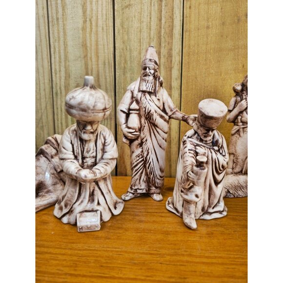 Hand-Painted Ceramic Nativity Scene Set With 12 Figurines Including Holy Family - Picture 13 of 16